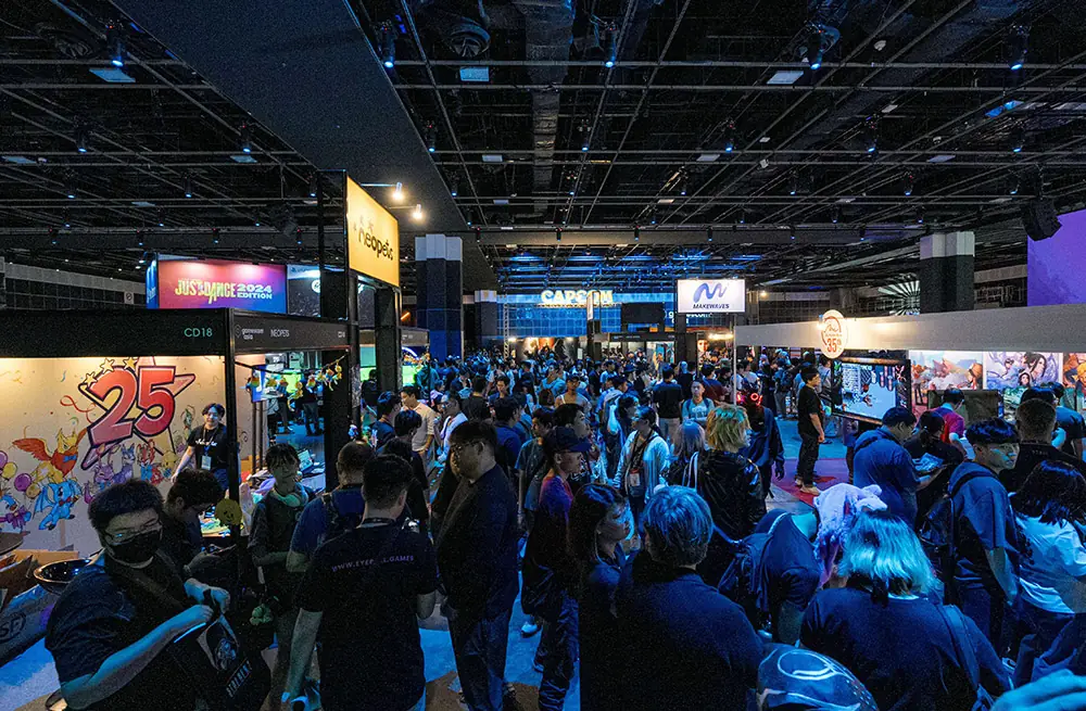Suasana ramai pengunjung di sebuah acara gaming di Indonesia