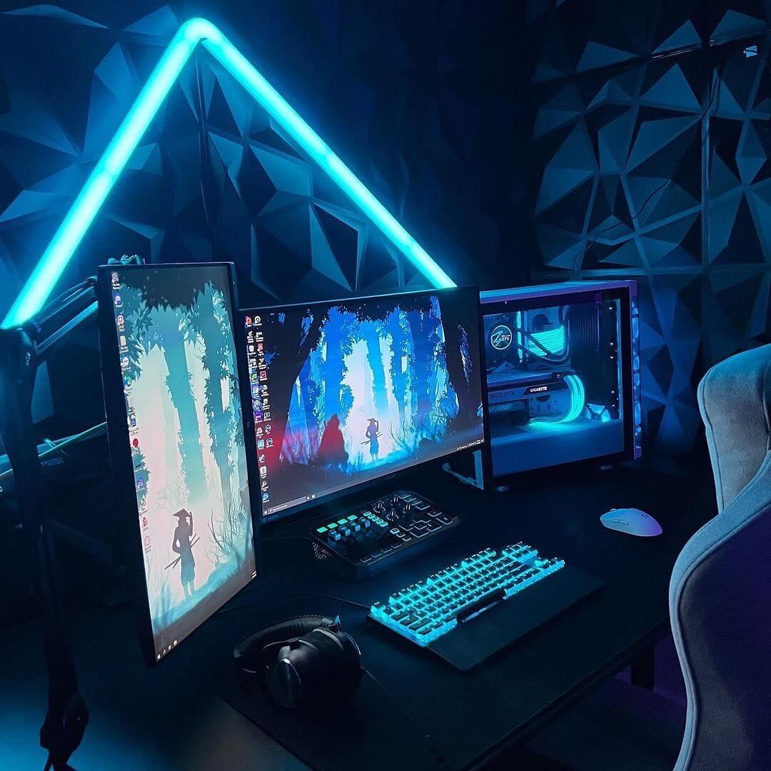Seorang gamer memainkan game shooter di setup PC gaming-nya
