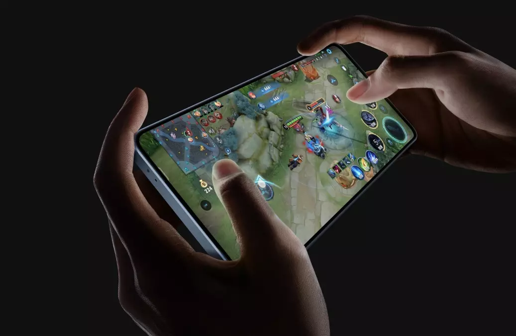 Tangan memainkan game MOBA di ponsel gaming iQOO