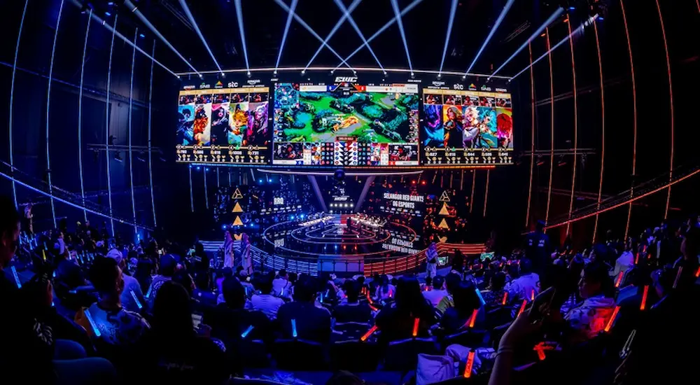 Panggung utama turnamen esports Mobile Legends dengan layar raksasa dan penonton