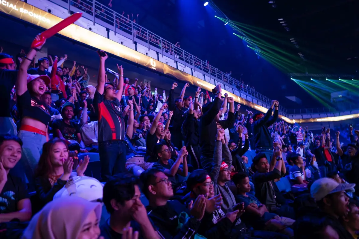 Tim esports merayakan kemenangan di panggung kejuaraan dunia Mobile Legends