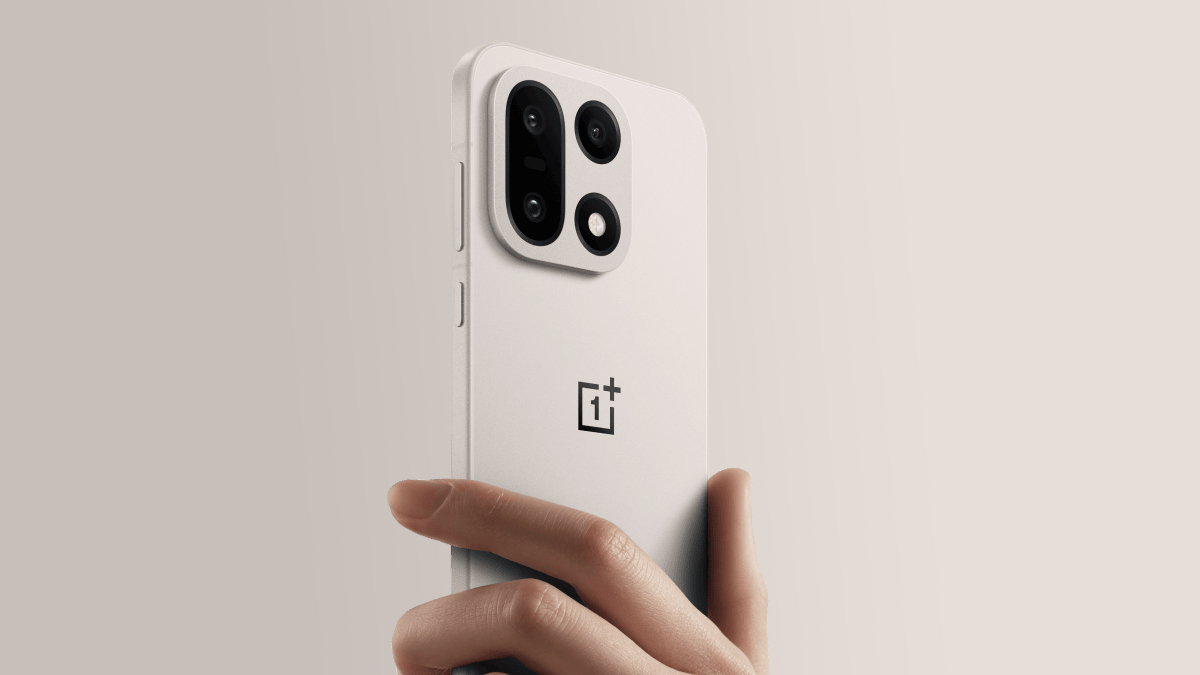 Render OnePlus 16 warna putih dipegang tangan, modul kamera ganda di sudut kiri atas