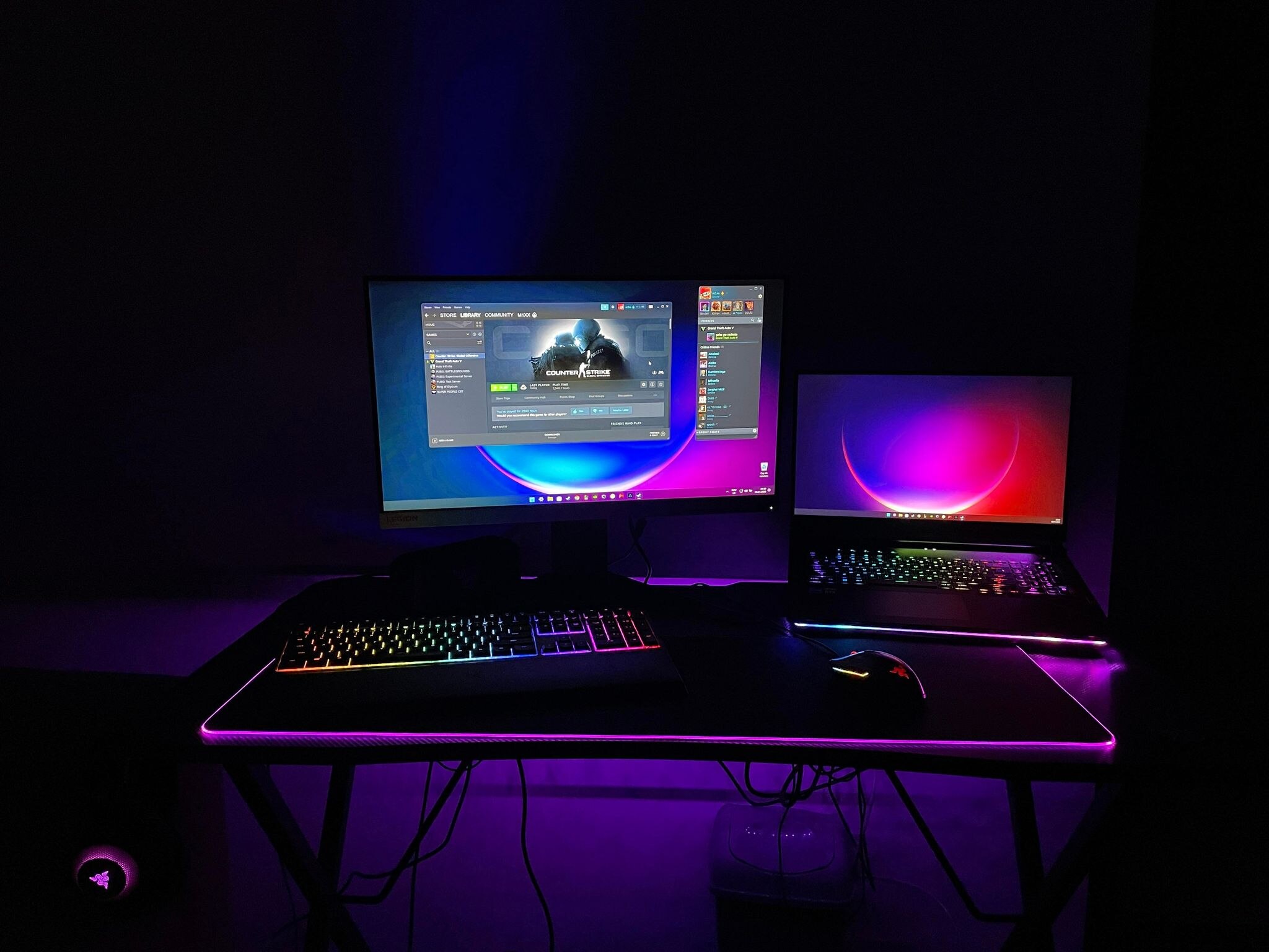 Setup PC gaming dengan aplikasi Steam terbuka di monitor, menampilkan Counter-Strike 2