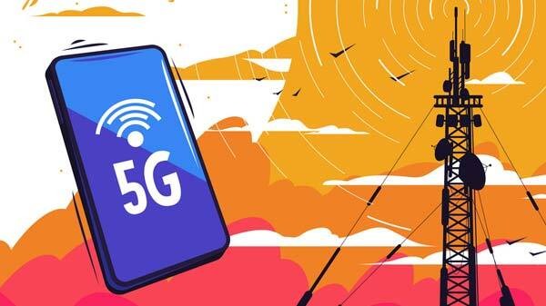 Ilustrasi ponsel 5G dan menara BTS saat matahari terbenam